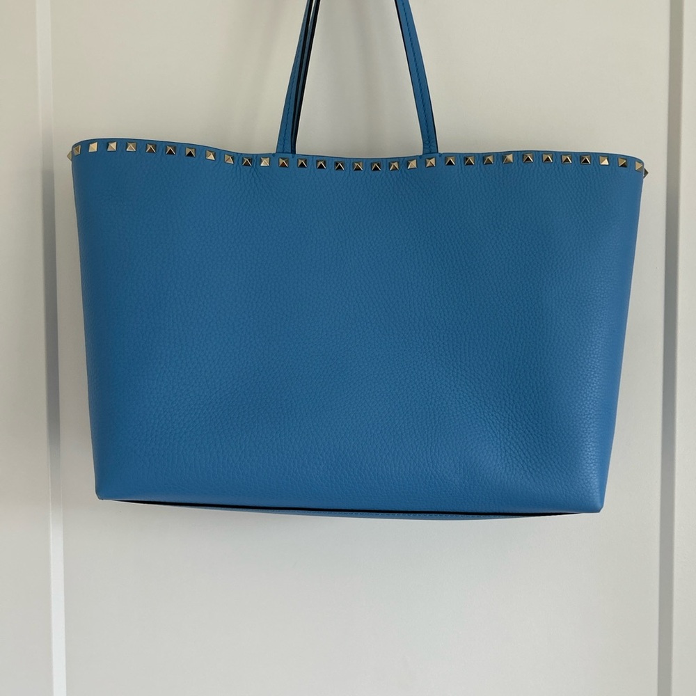 Valentino Garavani Rockstud tote bag in grainy calfskin leather.